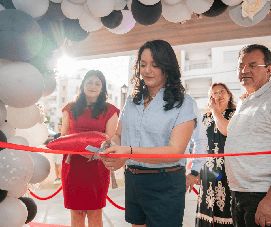 Inauguration d'une nouvelle adresse avec ruban rouge
